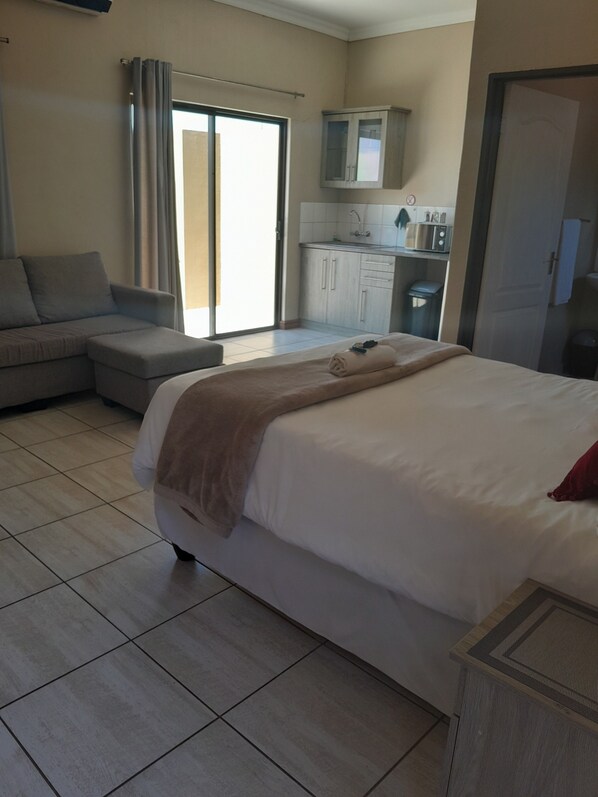 Business Double Room | Iron/ironing board, free WiFi, bed sheets - High Breeze Lodge (Upington)