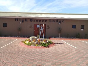 Property grounds - High Breeze Lodge (Upington)