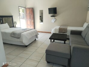 Business Room | Iron/ironing board, free WiFi, bed sheets - High Breeze Lodge (Upington)