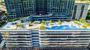 Un immeuble de grande hauteur doté d’une piscine sur le toit et d’espaces de détente en plein air.