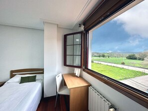 3 makuuhuonetta, silitysrauta/-lauta, ilmainen Wi-Fi, vuodevaatteet