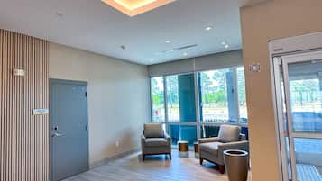 Coin salon dans le hall