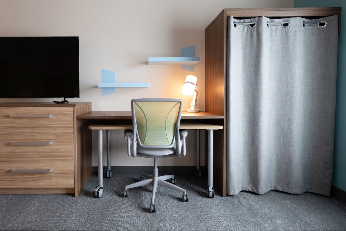 Ruang kerja komputer riba, Wi-fi percuma, cadar katil