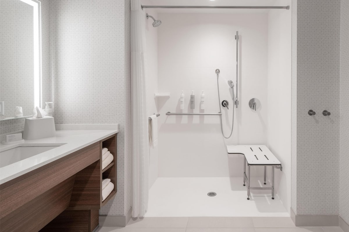 Room, 1 Katil Ratu (Queen), Accessible (Mobility, Hearing, Roll-In Shower) | Pancuran Bilik Mandi