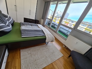2 slaapkamers, een bureau, een strijkplank/strijkijzer, gratis wifi