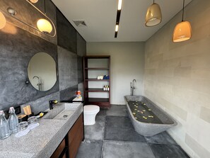 Doccia, asciugacapelli, asciugamani, sapone