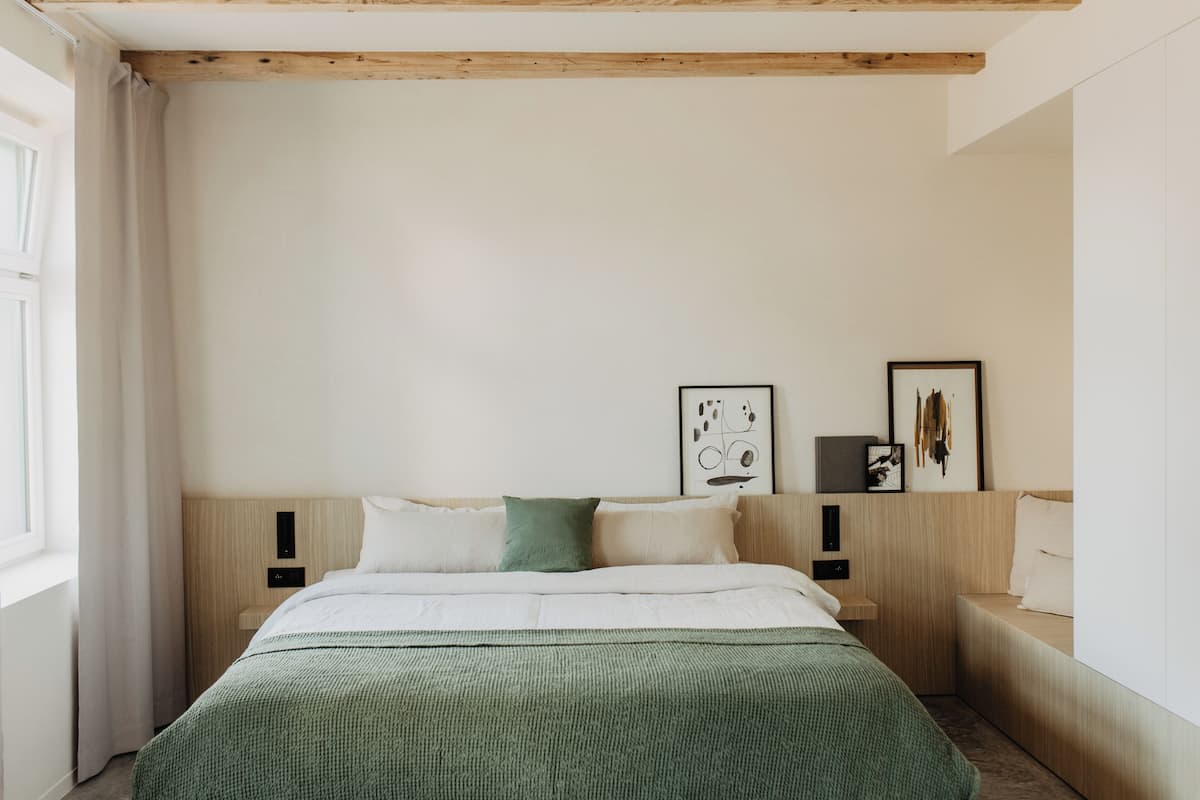 Habitación doble romántica | Ropa de cama de alta calidad, minibar y decoración personalizada