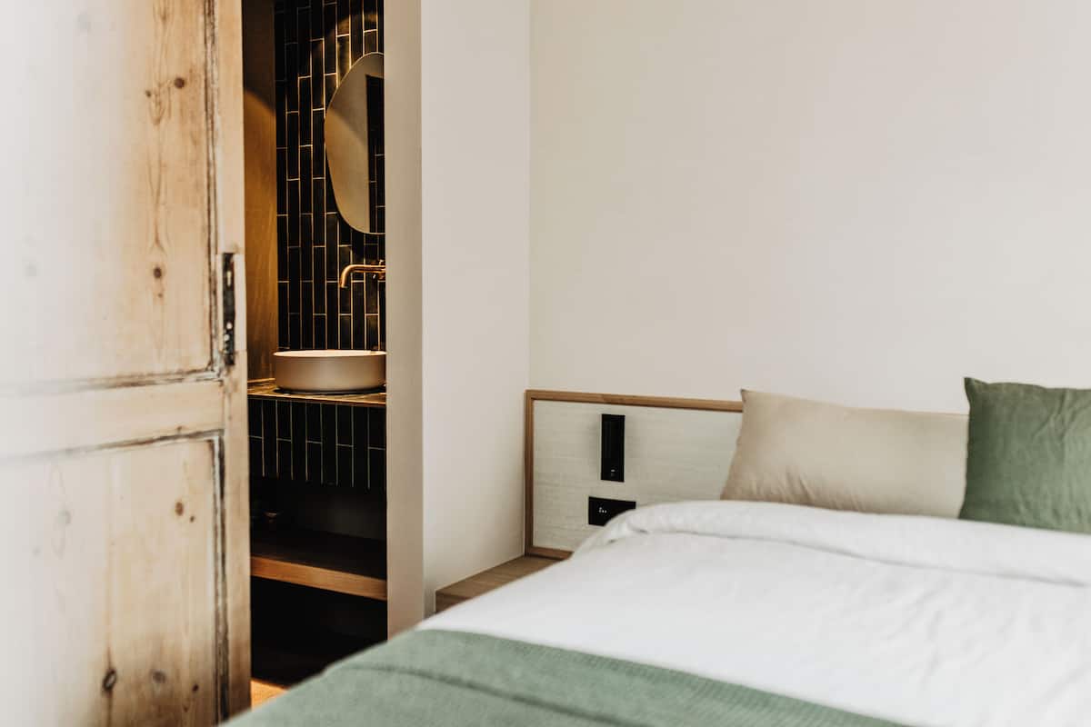Phòng đôi tiện nghi đơn giản | Bộ đồ giường cao cấp, minibar, phòng cách âm 