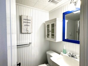 Articles de toilette écologiques, sèche-cheveux, serviettes fournies