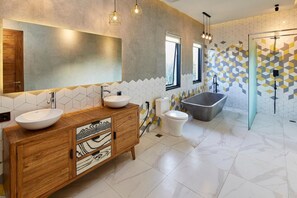 Shower, hair dryer, towels, soap - Cozy 2 bedrooms villa with Jacuzi 100m from sandy beach (Bali)