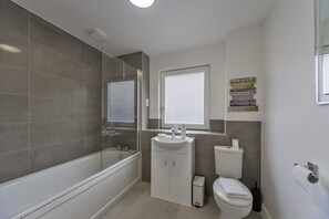 Chuveiro, secador de cabelo, toalhas de banho 