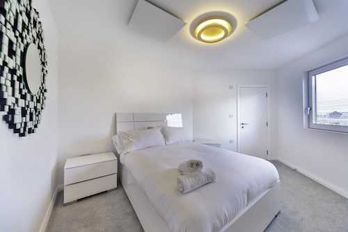 2BR Apartment | near Ashford town | Park & Balcony