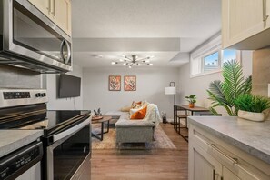 Fridge, microwave, oven, stovetop - Suburban Restful Retreat 1BD 1BA, WiFi, Laundry (Calgary)