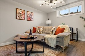 Smart TV - Suburban Restful Retreat 1BD 1BA, WiFi, Laundry (Calgary)