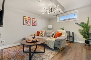 Smart TV - Suburban Restful Retreat 1BD 1BA, WiFi, Laundry (Calgary)