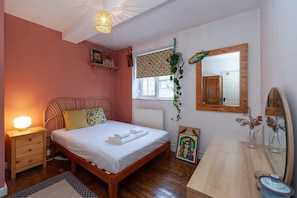 1 slaapkamer, een strijkplank/strijkijzer, wifi, beddengoed
