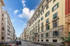 A street lined with multi-story buildings, featuring balconies and large windows. - ToMo Apartment St. Peter's (Roma)