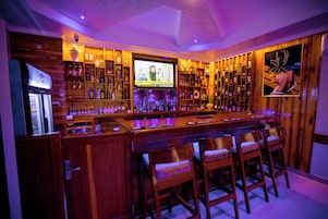 2 bars/lounges