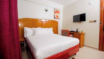 Habitación doble estándar, balcón, vista al lago | 1 habitación, escritorio y espacio para trabajar con laptop