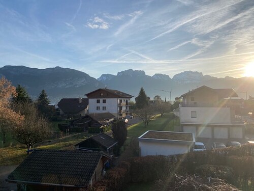 Bel appartement duplex, terrasse , 2 min du lac ,4pers