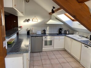 Kylskåp, mikrovågsugn, ugn och spishäll