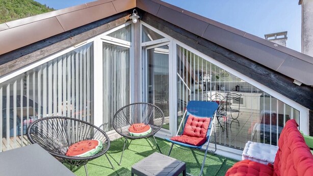 A rooftop terrace with a glass enclosure, two chairs with cushions, a small table, and a red sofa. - Bel appartement duplex, terrasse , 2 min du lac ,4pers (Sévrier)