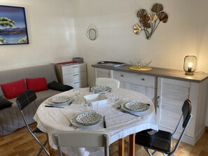 Dining - Appt 4 Pers, Entrée Privative, Jardinet, vue mer , 1 Place Parking Privative (Roquebrune-sur-Argens)