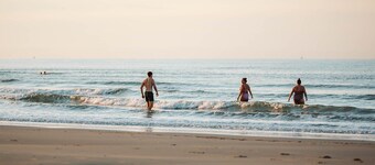 The vacation rentals for 10 persons are among the largest homes at the holiday park.  Ideal for a stay at the coast with family or friends. Enjoy the luxury, inside and outside the holiday house.