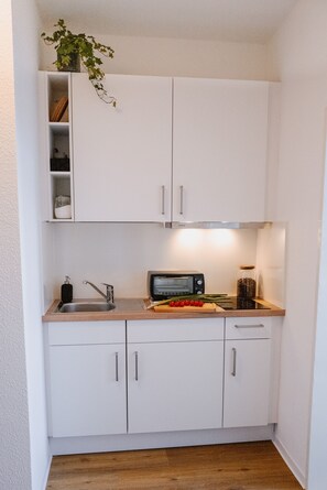 Frigorifero, piano cottura, bollitore elettrico, tostapane