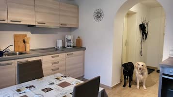 Fridge, oven, stovetop, coffee/tea maker