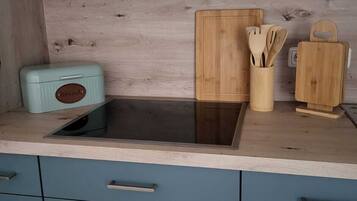 KĂŒhlschrank, Mikrowelle, Ofen, Herdplatte