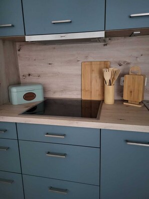 Fridge, microwave, oven, stovetop - Ferienwohnung Lanckensburg 2 (Altenkirchen)