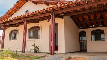 House, 3 Bedrooms | Hypo-allergenic bedding, free WiFi