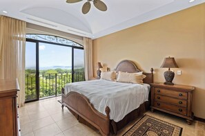 3 soverom, skrivebord, strykejern/-brett og reiseseng for barn