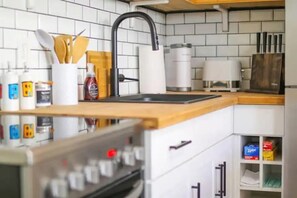 Jääkaappi, mikroaaltouuni, liesi, kahvin-/teenkeitin