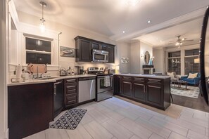 Kjøleskap, mikrobølgeovn, ovn og kokeplater