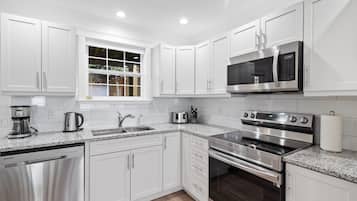 Kylskåp, mikrovågsugn, ugn och spishäll