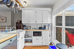 Fridge, microwave, oven, stovetop - House Patrick  4Bd Loft Style Parking (St. John's)