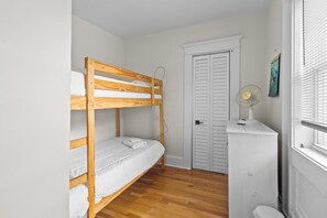 2 soverom, skrivebord, strykejern/-brett og wi-fi (inkludert)