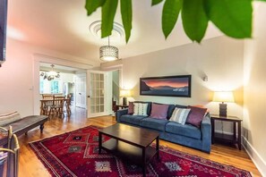 TV, fireplace, offices - House Patrick  4Bd Loft Style Parking (St. John's)