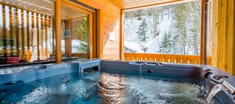 Chalet en Pleine Nature au Bord D'un Ruisseau Avec vue sur les Montagnes