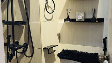 Suihku, bidee, pyyhkeet, saippua