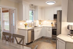 Fridge, microwave, oven, stovetop - Canalside Cottage Newly Updated 3BR + Boat Parking (Waterloo)