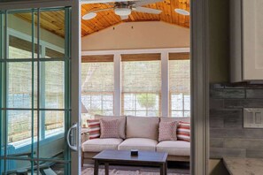 TV, fireplace, stereo, offices - Canalside Cottage Newly Updated 3BR + Boat Parking (Waterloo)