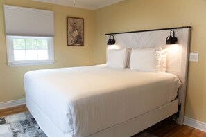 3 bedrooms, desk, iron/ironing board, travel cot - Canalside Cottage w/ Canal Access + Boat Slip (Waterloo)