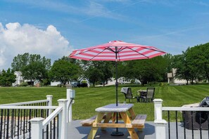 Outdoor dining - Private Canal Access Cottage with Game Room (Waterloo)