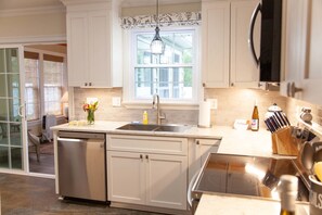 Fridge, microwave, oven, stovetop - Canalside Cottage Newly Updated 3BR + Boat Parking (Waterloo)