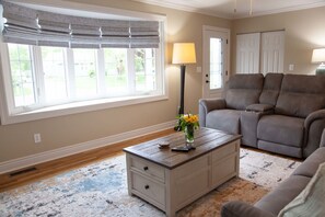 TV, fireplace, stereo, offices - Canalside Cottage w/ Canal Access + Boat Slip (Waterloo)