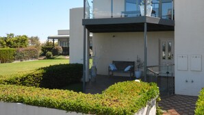 A modern two-story house with a balcony, a garden, and a clear blue sky. - Bayview Apartment Sorrento, a family-friendly haven 350 meters from the beach.   (Sorrento)