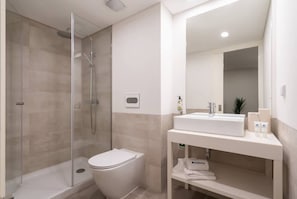 Chuveiro, secador de cabelo, toalhas de banho, shampoo